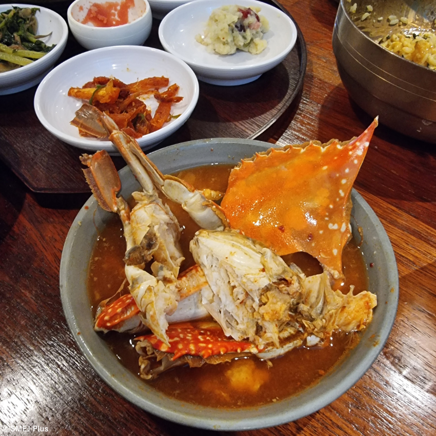 龍山(ヨンサン)にある섬집(ソムチプ)のチャムケコッケメウンタン(ワタリガニ)