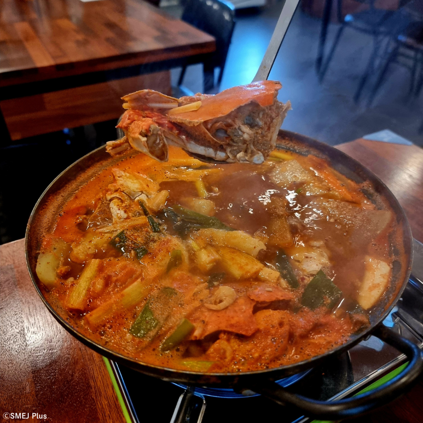 龍山(ヨンサン)にある섬집(ソムチプ)のチャムケコッケメウンタン(ワタリガニ)