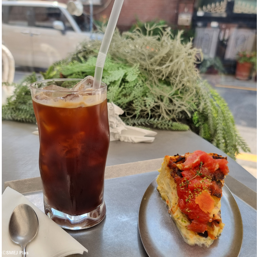 龍山(ヨンサン)にあるaanzee(アンジ)のドリンクとケーキ