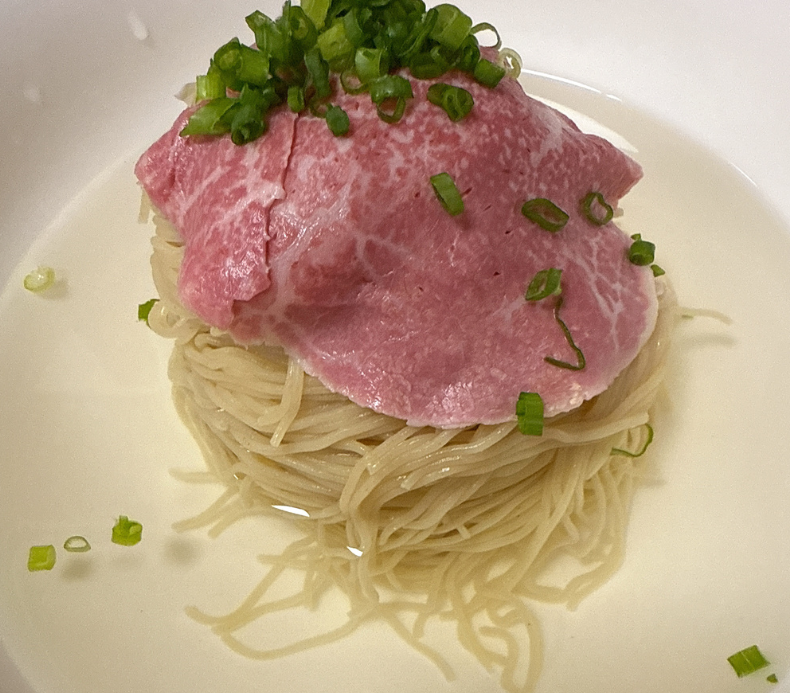 清潭洞（チョンダムドン）のウジュオクでは低温調理された牛肉のスライスのせ水冷麺を食べるべき