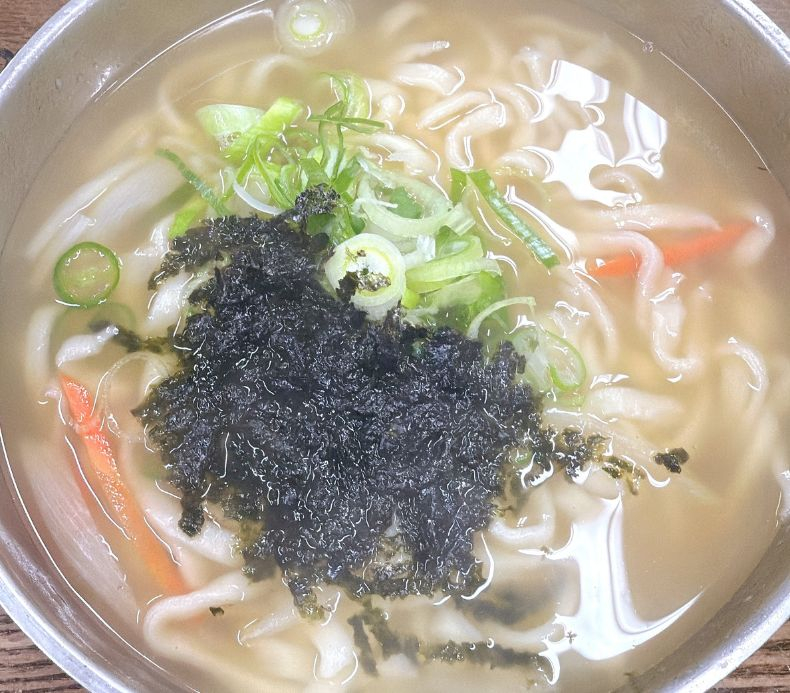 鐘路（チョンノ）でランチタイムしか営業しない幻のカルグクス店は大行列が当たり前