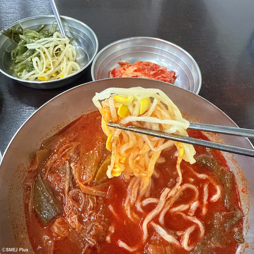 三成(サムソン)で味わうユッケジャンカルグクスは美味しさがしっかり煮込まれている
