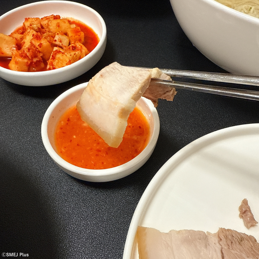 清潭洞(チョンダムドン)のウジュオクでは低温調理された牛肉のスライスのせ水冷麺を食べるべき