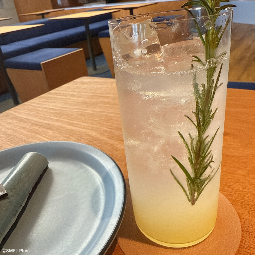 狎鴎亭ロデオ（アックジョンロデオ）にオープンしたカシオカフェは時計の陳列も面白い
