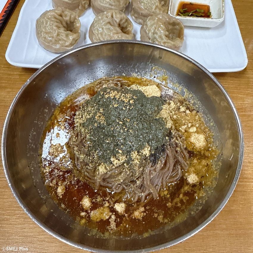 蚕室（チャムシル）で並んでいる人が途切れないマッククス（蕎麦粉の混ぜそば）は開店が狙い目