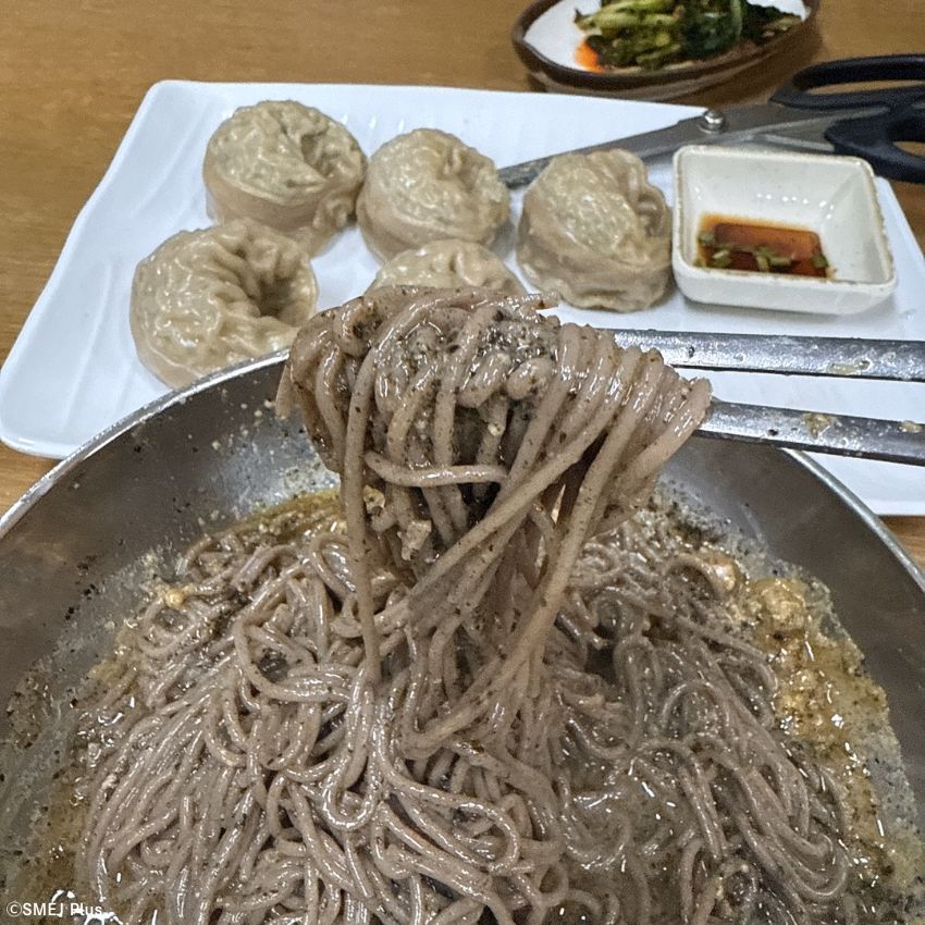 蚕室（チャムシル）で並んでいる人が途切れないマッククス（蕎麦粉の混ぜそば）は開店が狙い目