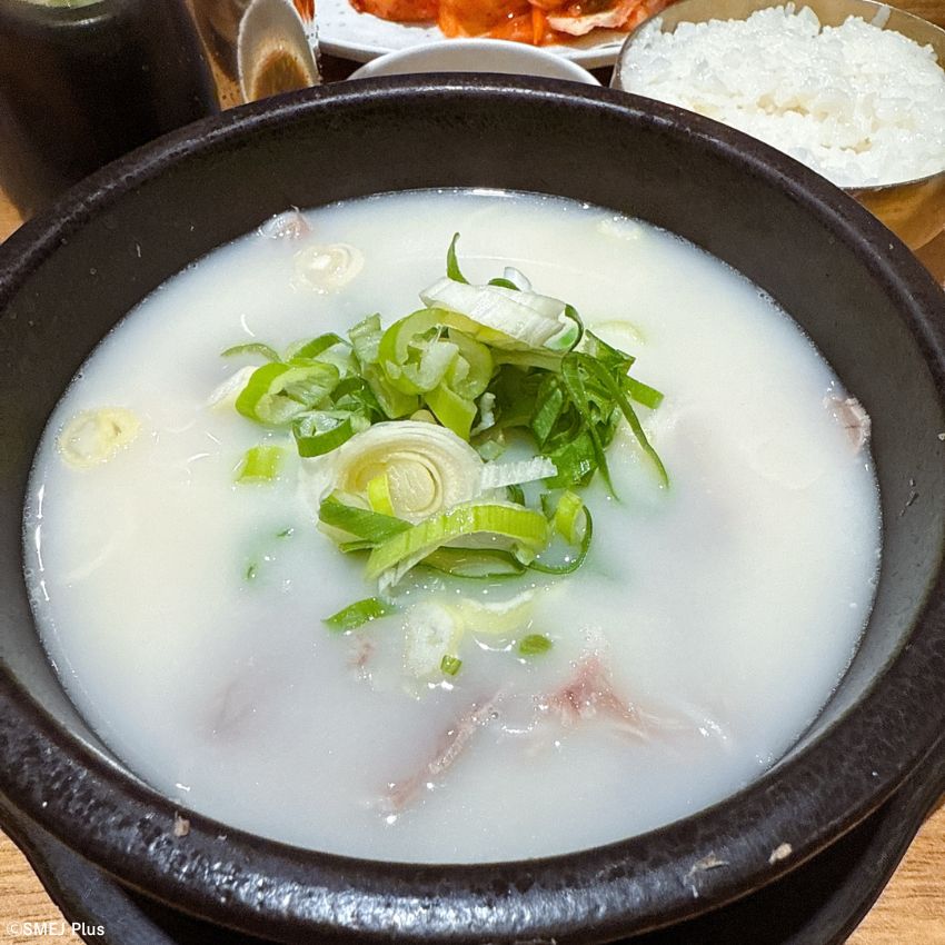 清潭洞（チョンダムドン）のソルロンタン専門店はやかんで登場するスープからして絶品