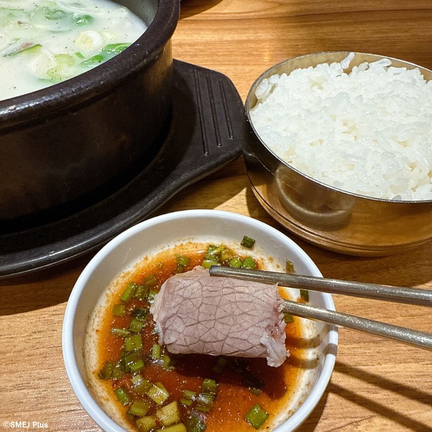 清潭洞（チョンダムドン）のソルロンタン専門店はやかんで登場するスープからして絶品