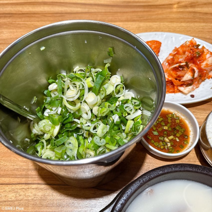 清潭洞（チョンダムドン）のソルロンタン専門店はやかんで登場するスープからして絶品