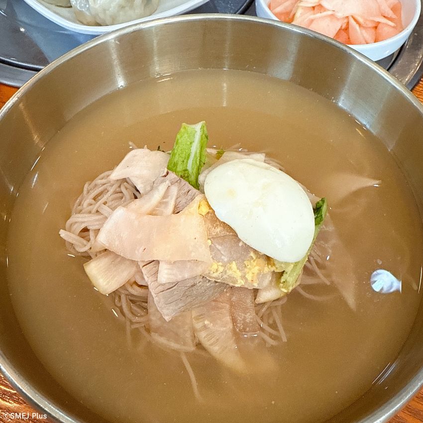 乙支路3街（ウルジロサムガ）で地元の方とともに並んでいただく平壌冷麺は絶品！