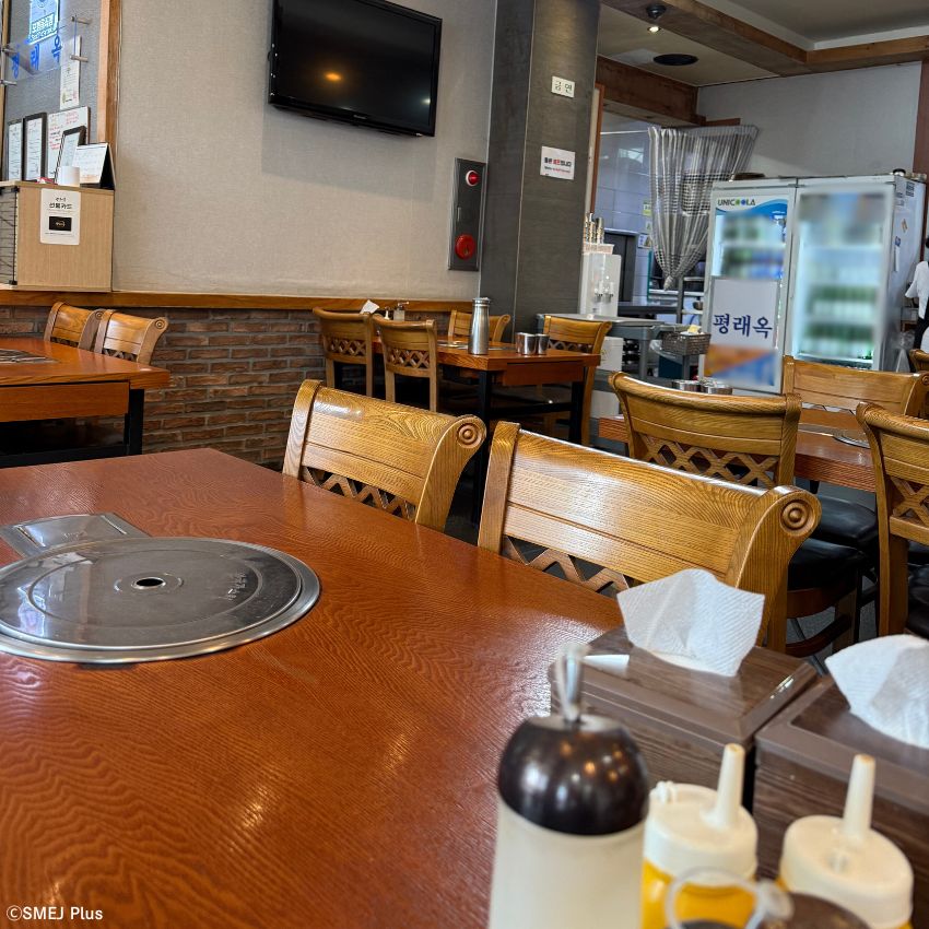 乙支路3街（ウルジロサムガ）で地元の方とともに並んでいただく平壌冷麺は絶品！