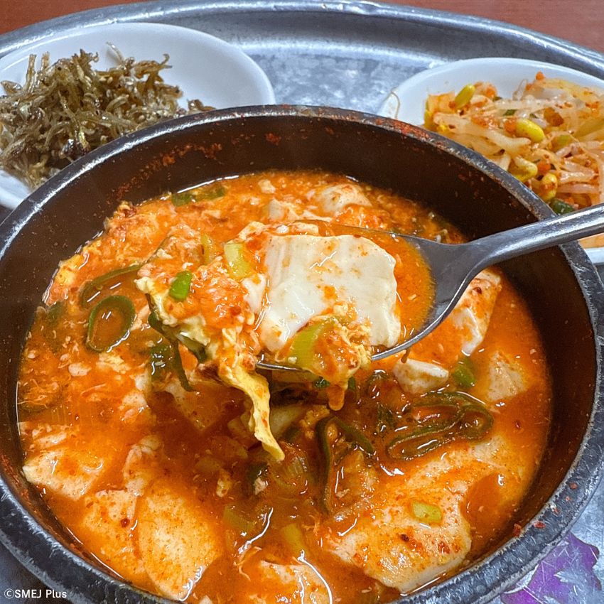 広蔵市場（クァンジャンシジャン）で朝7時からいただくスンドゥチゲは濃厚で深い味わい