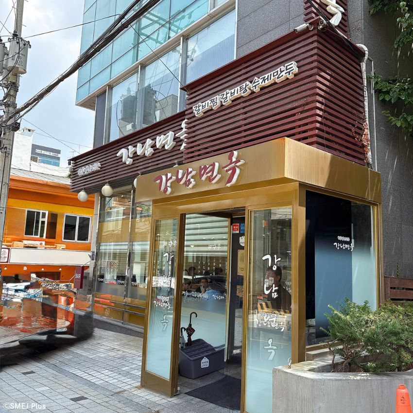 狎鴎亭（アックジョン）の江南麺屋の冷麺は濃厚な牛骨出汁スープが光っている！