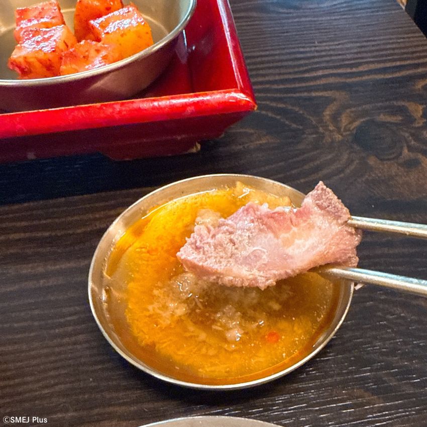 ニンニク、辛子を合わせた酸味のある特製醤油タレ