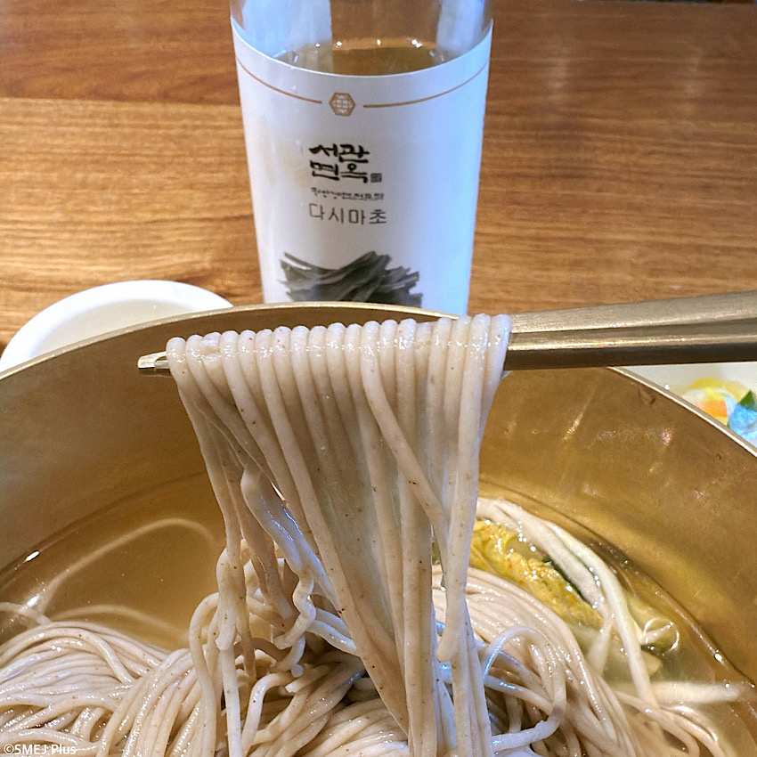 歯でカットできるほどの麺