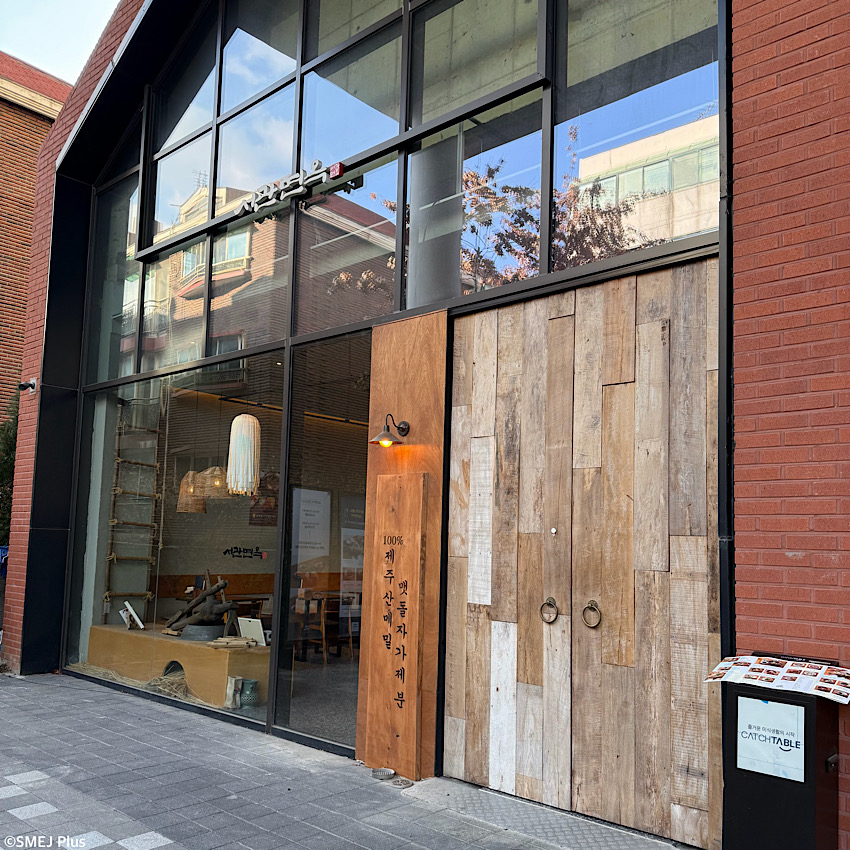 平壌冷麺の大人気店・서관면옥（ソグァンミョノッ）、教大本店が満席なら弘大店を狙いたい