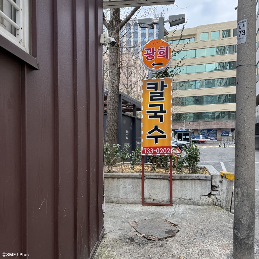 本当に細い路地です