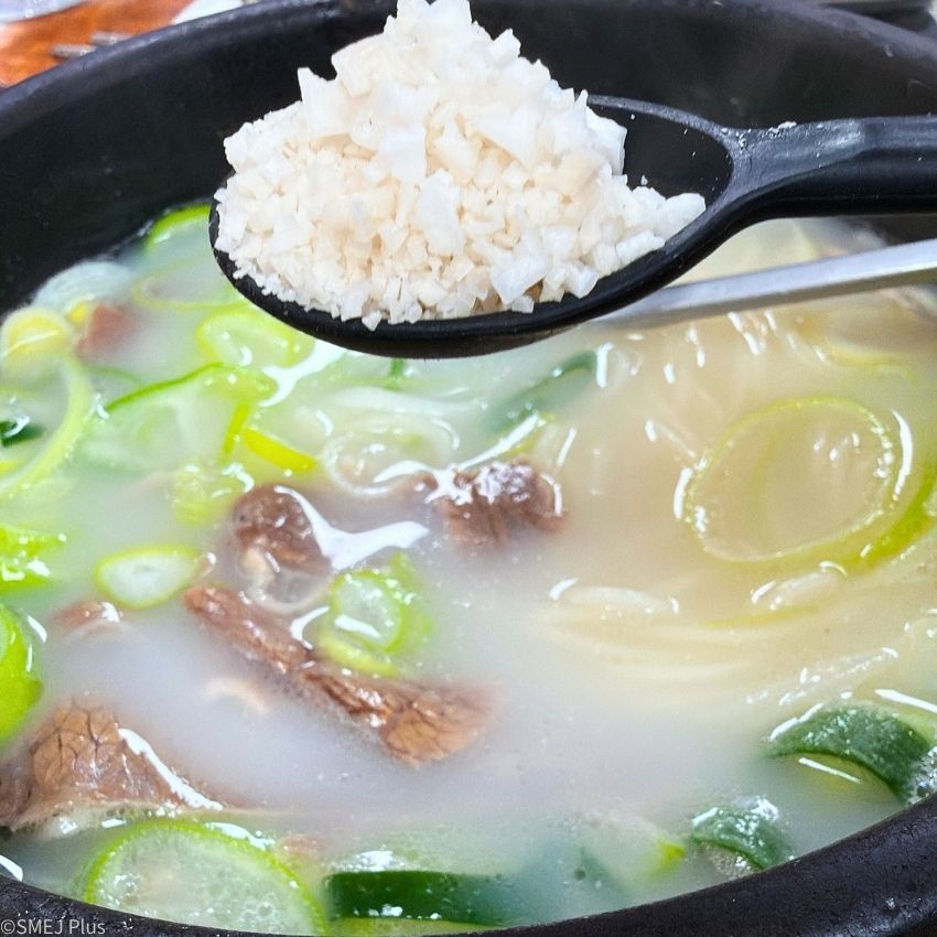 最初は少なめに。スープが熱いのですぐ溶けます