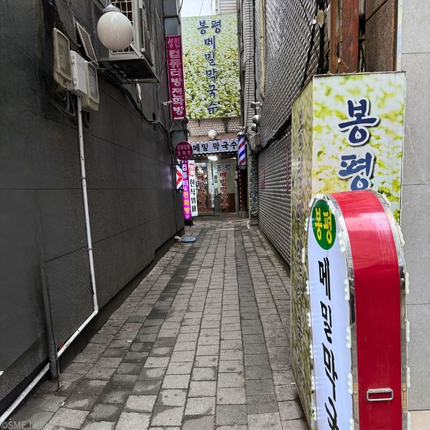 細い路地です