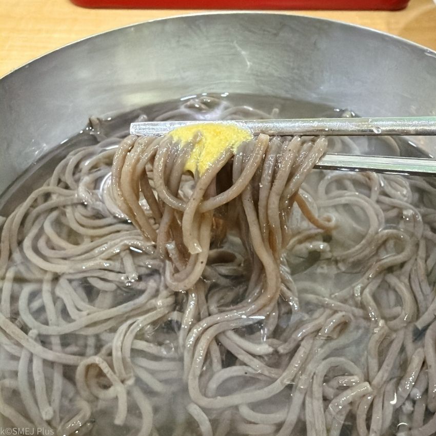 麺にのせた方が辛さを感じられます