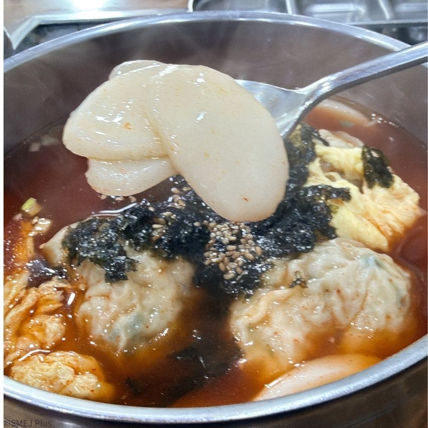 トックもかなりの量が煮込まれています