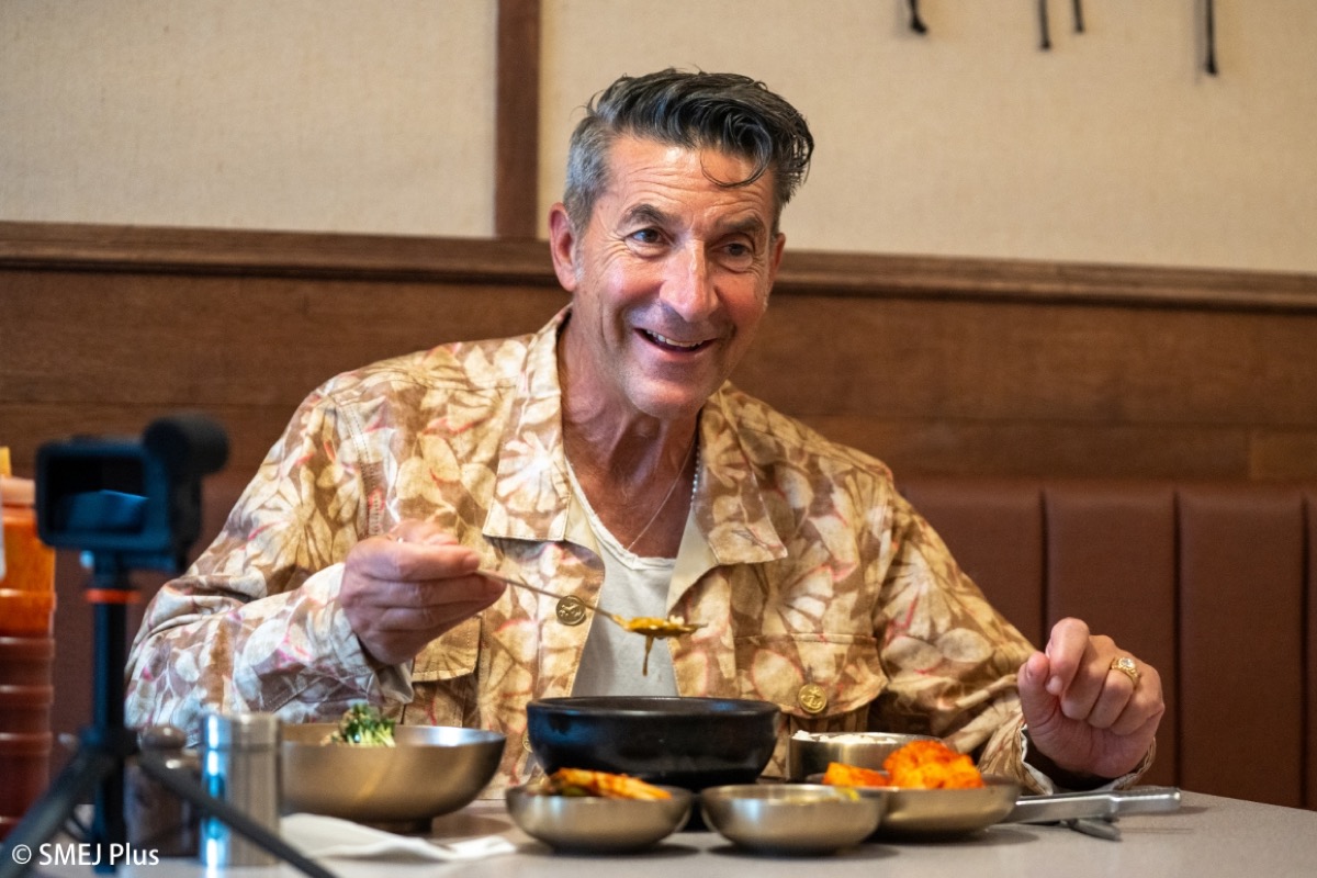 ジャンとクッパを召し上がるジローラモさんの写真
