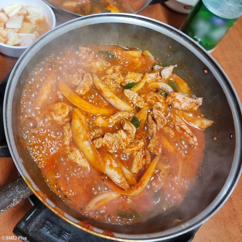 光化門（クァンファムン）の老舗「光化門チプ」、常連客でにぎわうキムチチゲの名店