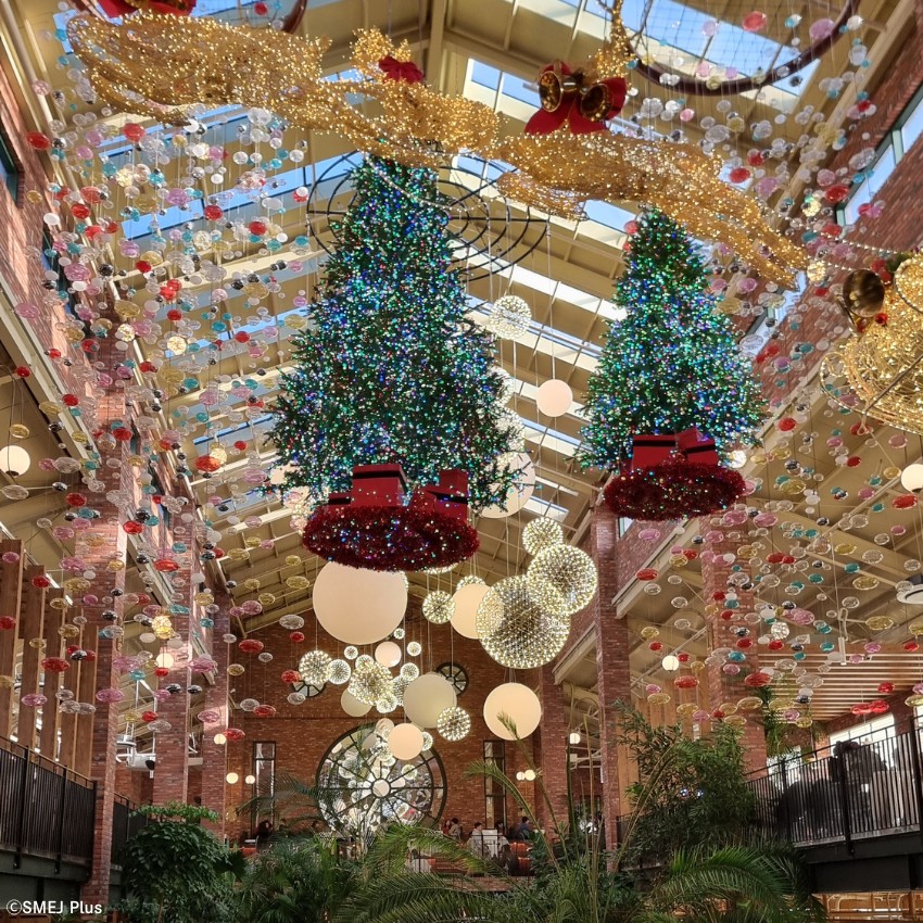 天井にぶら下がる大きなキラキラツリー