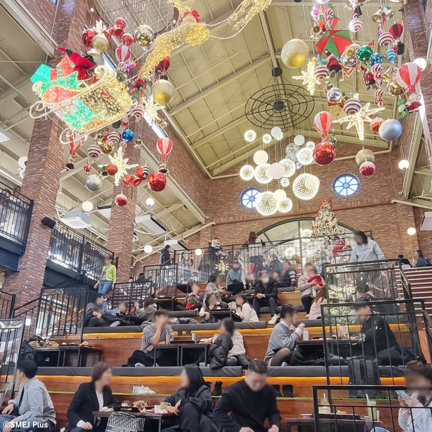 空いたらすぐ埋まる人気の階段席