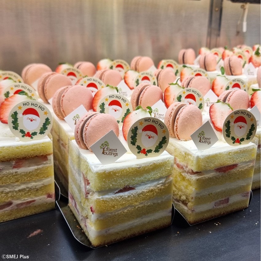 マカロンがのったイチゴケーキ