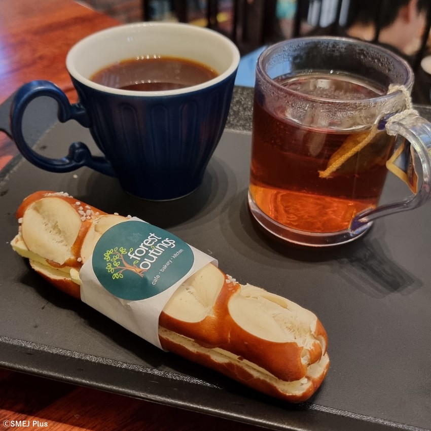 バタープレッツェルと、デカフェのアメリカーノ、アールグレイ