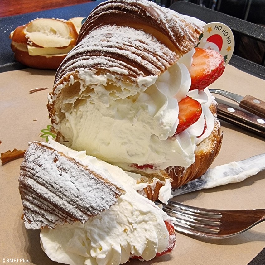 これでもか！というほどたっぷりの生クリーム