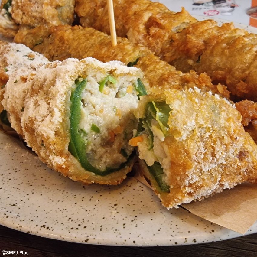 断面図はこんな感じで、手前はコンソメパウダーがかかったコンソメ味