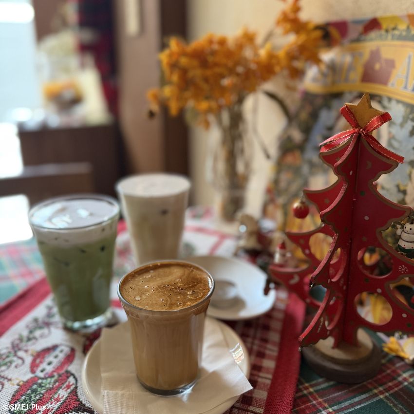 手前からピーナッツクリームコーヒー、グリーンモモ、クリームコールドブリュー