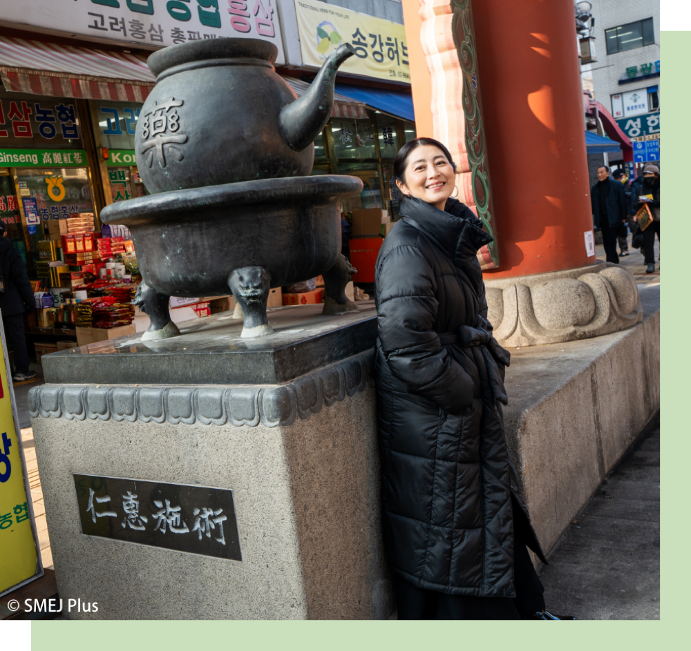 ソウル薬令市場の入口のヤカンのオブジェと仙道敦子さんの写真