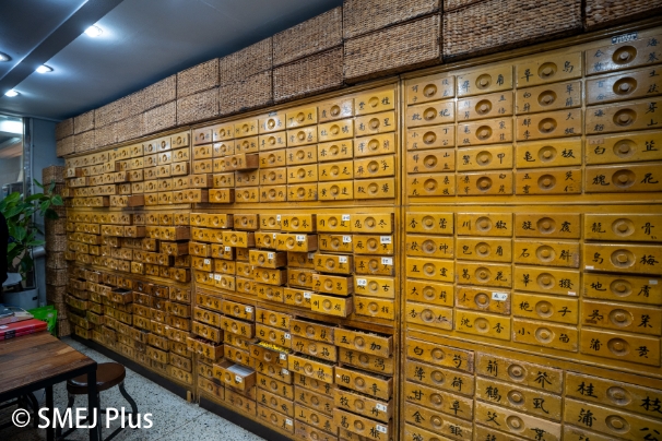 薬膳の材料の棚の写真