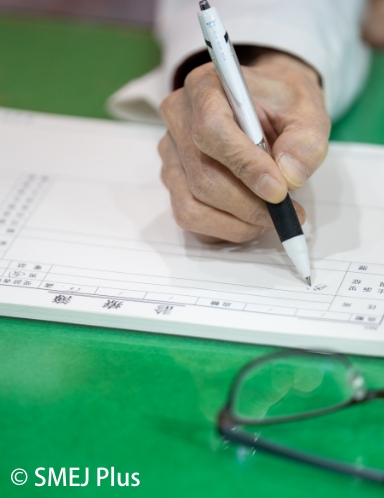 医師の手元の写真