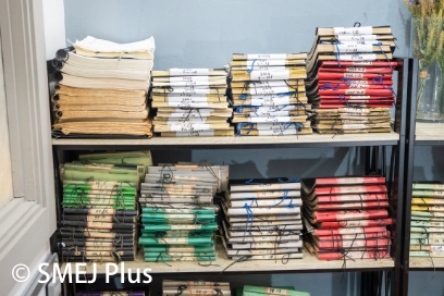 カルテの山の写真