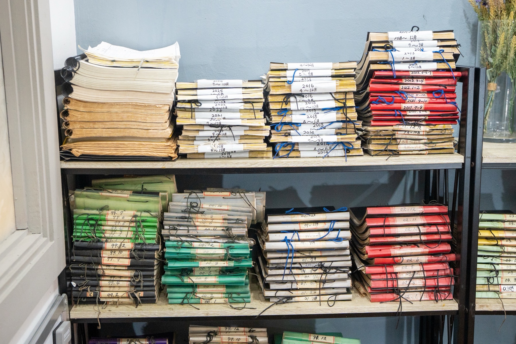 カルテの山の写真