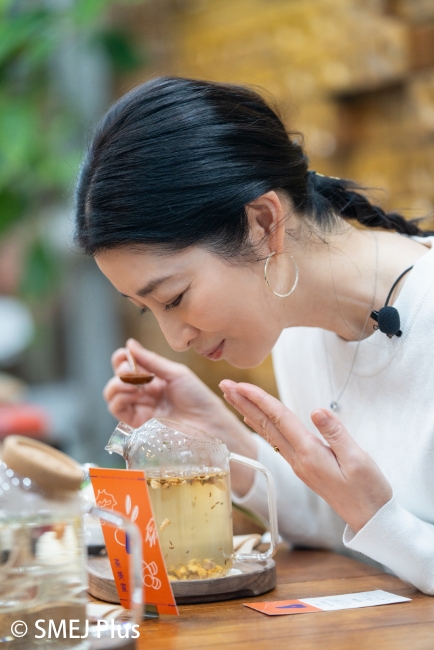 韓方茶と仙道敦子さんの写真