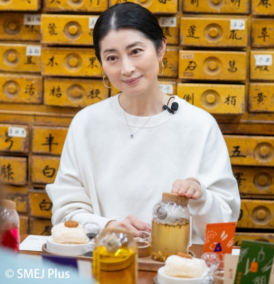 韓方茶を淹れる仙道敦子さんの写真
