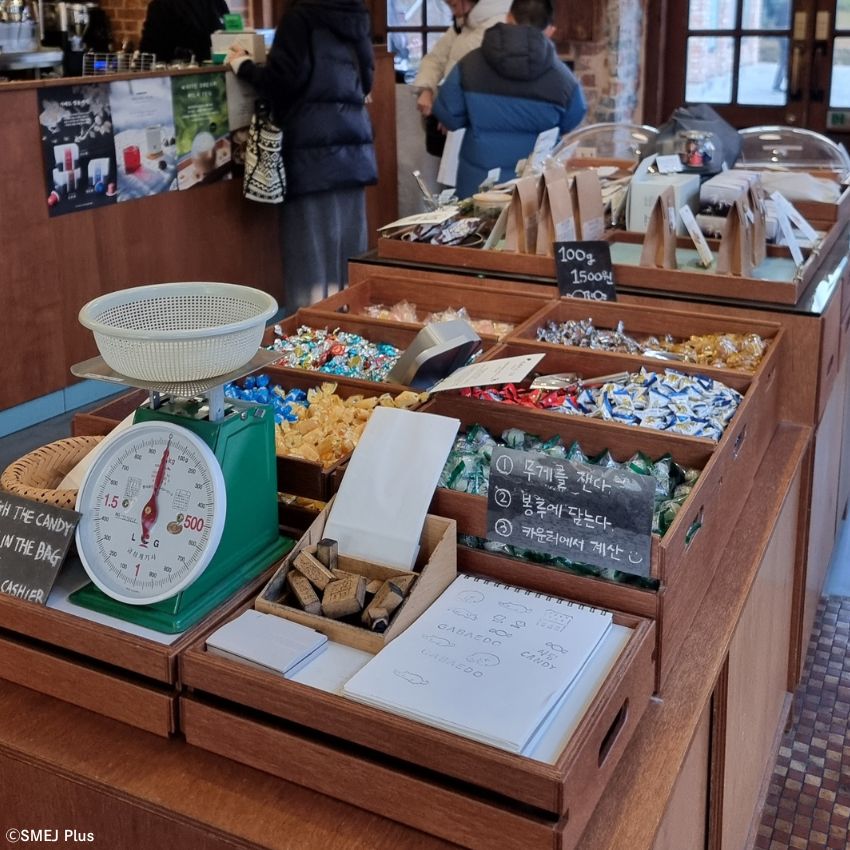 南大門市場の雰囲気を醸すお菓子の量り売り
