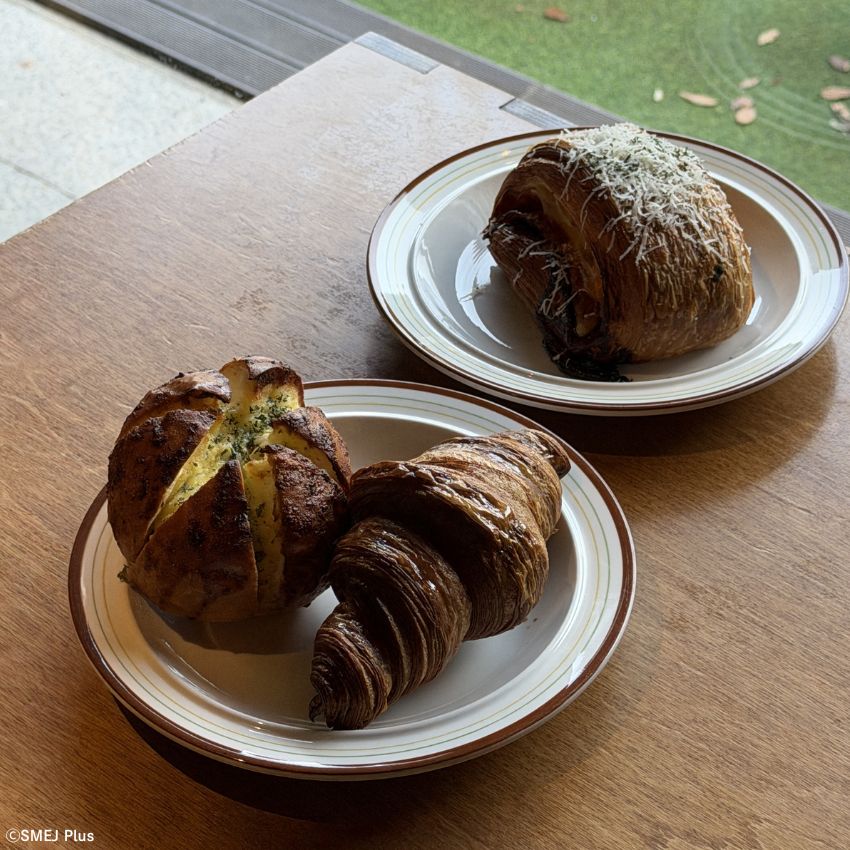 ピザクロワッサン（写真・奥）、ポテトガーリッククリームパン（手前・左）、クロワッサン（手前・右）
