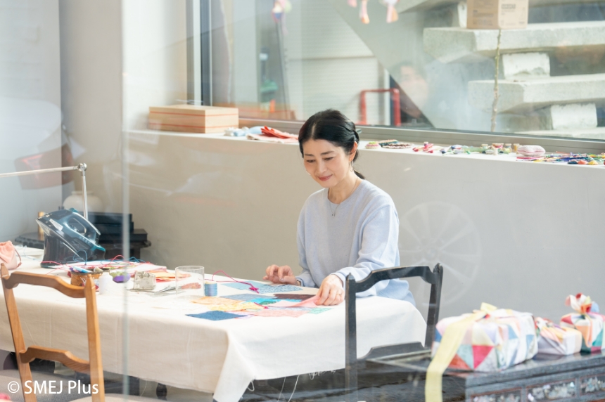店内のディスプレイを見る仙道敦子さんの写真