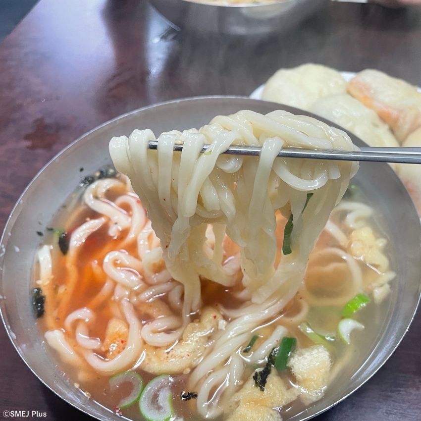 手作り感たっぷりの麺とあったかいスープに癒されます