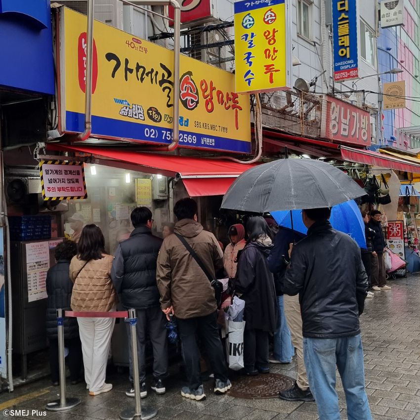 南大門市場で必ず食べるべき「カメコルソンワンマンドゥ」のできたてほやほやマンドゥ（肉まん）
