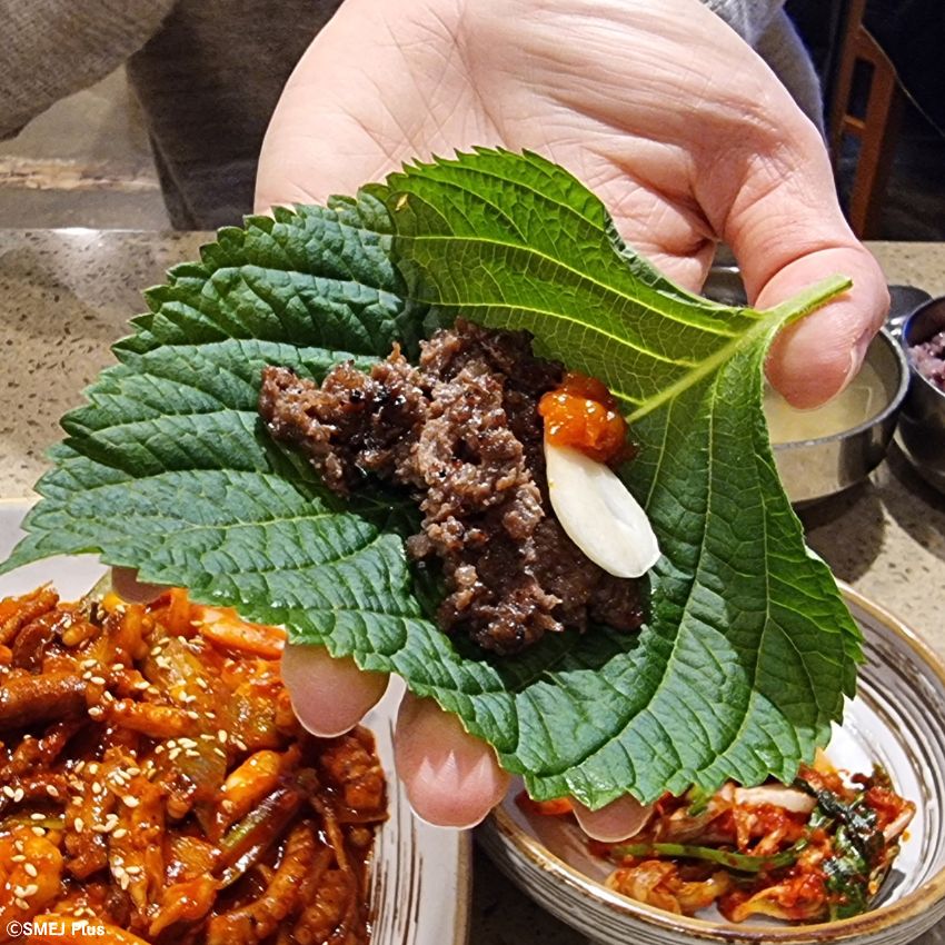 エゴマの葉にのせて、ニンニクとサムジャン（甘辛い合わせ味噌）と一緒に巻いて食べるのも美味！