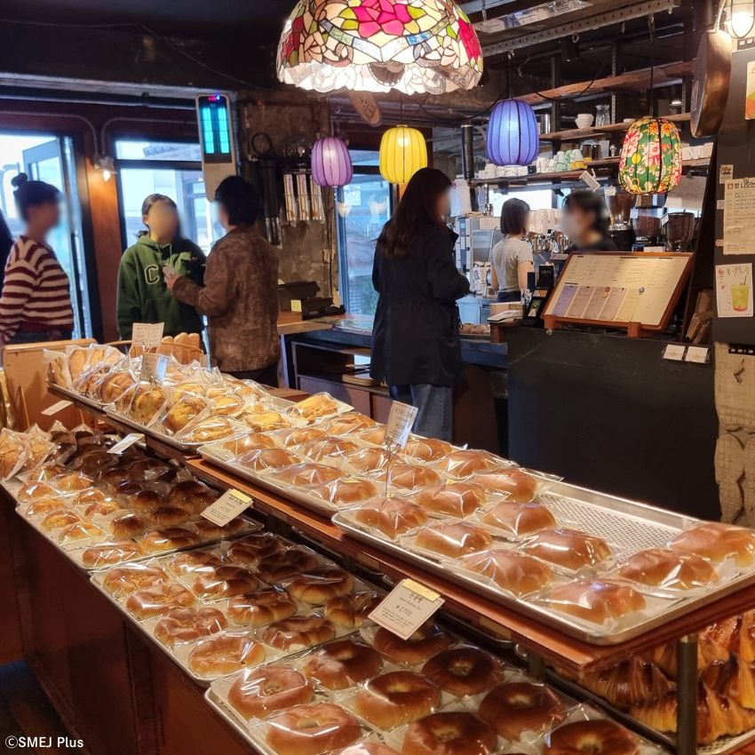 １階はカフェというよりパン屋さんの雰囲気