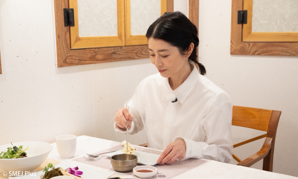 サラダを召し上がる仙道敦子さんの写真