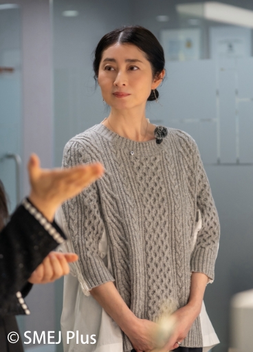 スタッフの説明を聞く仙道敦子さんの写真